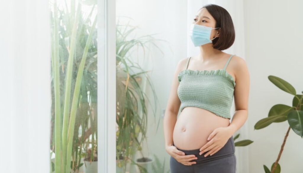 pregnant-woman-in-mask